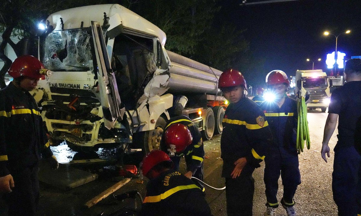 Tai nạn giao thông, 15 cọc bê tông đè bẹp cabin, tài xế kẹt cứng trong xe