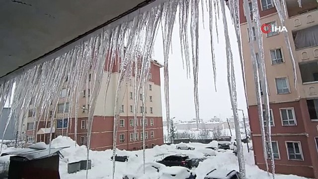 Bitlis’te çatılardaki buz sarkıtlarının boyu 2 metreyi buldu