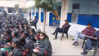 ‘परीक्षा पे चर्चा’ में पीएम मोदी को सुनते केंद्रीय विद्यालय के बच्चे