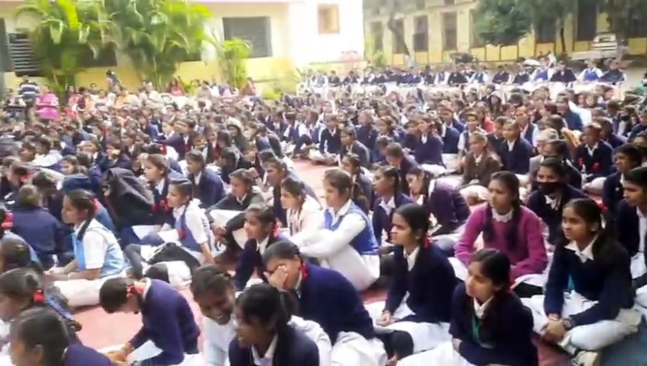 प्रधानमंत्री मोदी मन की बात सुनतीं एमएलबी स्कूल की छात्राएं