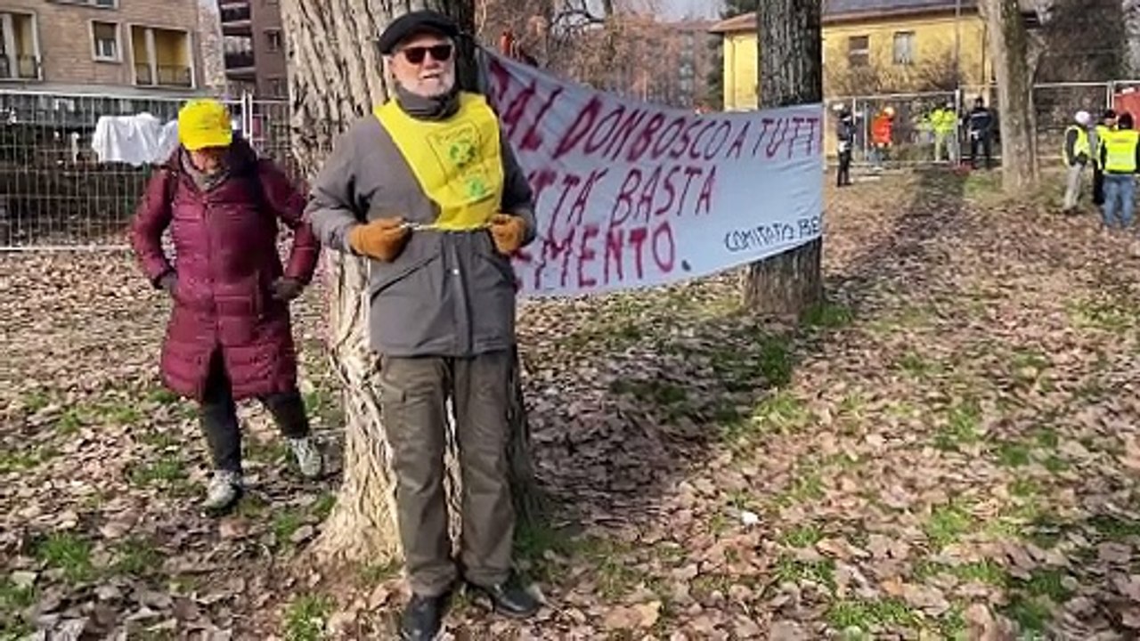 Scuole Besta, gli attivisti si legano agli alberi: il video