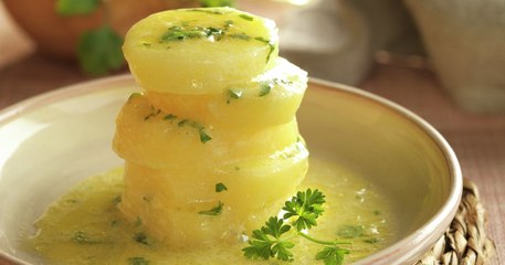 Patatas de la abuela con majado de ajo y perejil