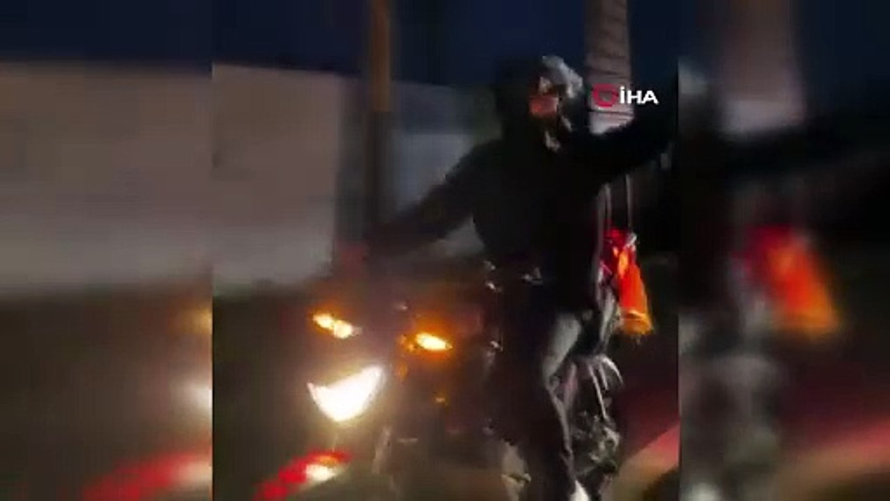 Bu da motosikletli maganda! Ateş aça aça sürdü
