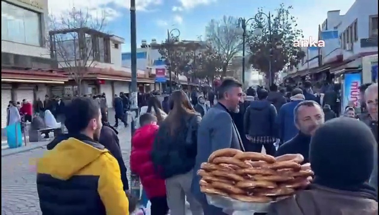 Sezgin Tanrıkulu’dan bir tepsi simide 100 lira veren AKP’li adaya gönderme