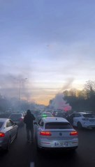 Des taxis manifestent également dans toute la France avec blocages et opérations escargots. L'autoroute A13 en direction de Paris est bloquée au niveau de Rocquencourt.