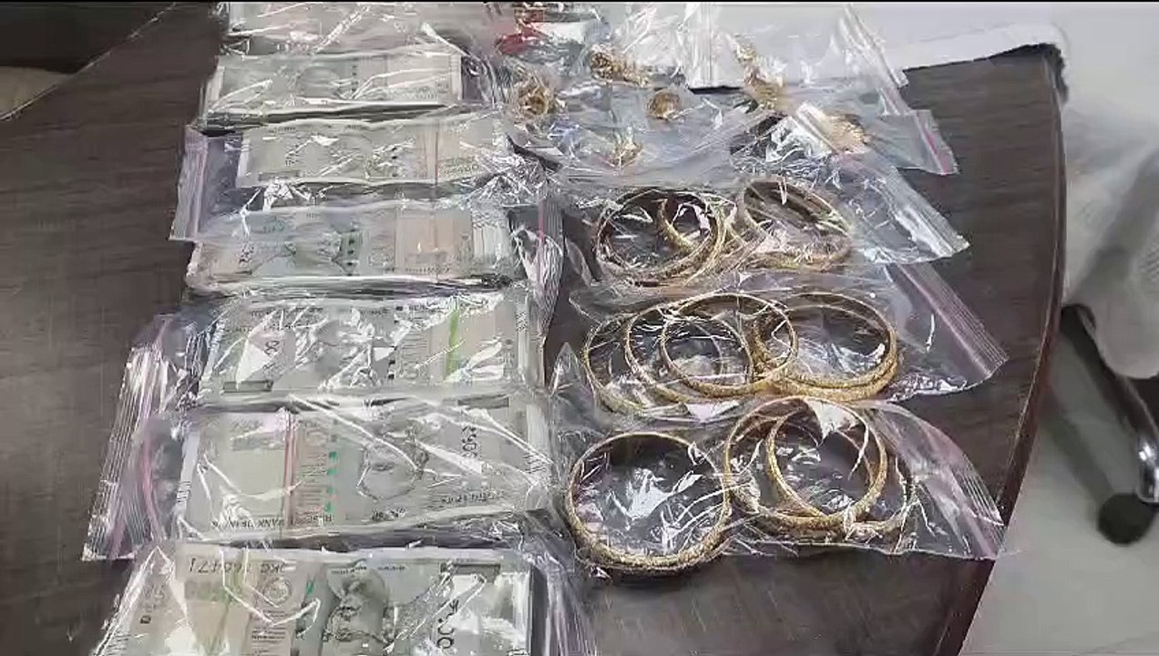 प्यार का जुनून: प्रेमी के लिए चुराए तीन बच्चों की मां ने लाखों के गहने व नगदी