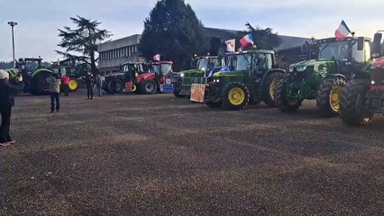 Des agriculteurs en colère, réunis en convoi, sont partis ce matin d’Agen, dans le Lot-et-Garonne. Ils prévoient de rallier Paris dans le but d’entamer le blocus du marché international de Rungis.