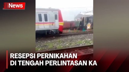 inews nikah direlTak Ada Lahan Kosong, Warga Gelar Resepsi Pernikahan di Tengah Perlintasan KA