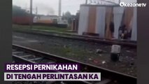 Nekat, Warga Gelar Resepsi Pernikahan di Tengah Perlintasan KA di Tanjung Priok