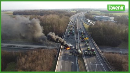 Les agriculteurs bloquent l'échangeur de Daussoulx