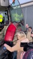 Marine Le Pen fait du tracteur pour soutenir les agriculteurs