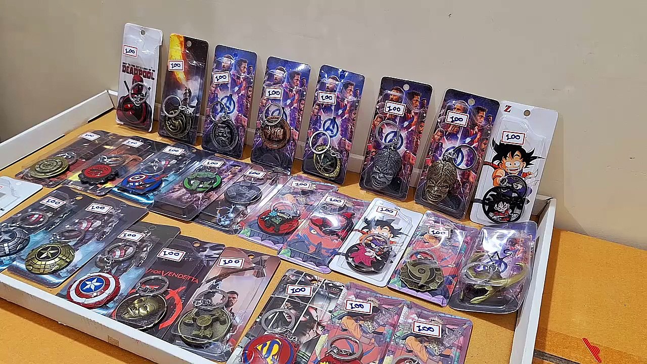 Unboxing and Review of Super Hero The Avengers Captain America Shield Metal Keychain Pendant Key Chains