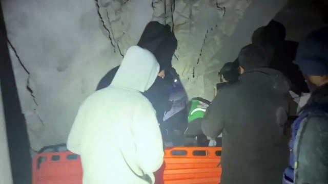 فلسطينيون يبحثون عن ناجين إثر غارة على مخيم الشاطئ في شمال غزة