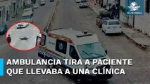 Se abren puertas de ambulancia y paciente cae en plena calle en Chiapas