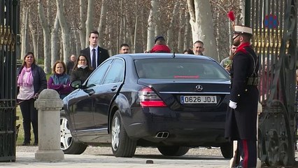 Letizia más cercana que nunca se baja del coche para saludar a los ciudadanos