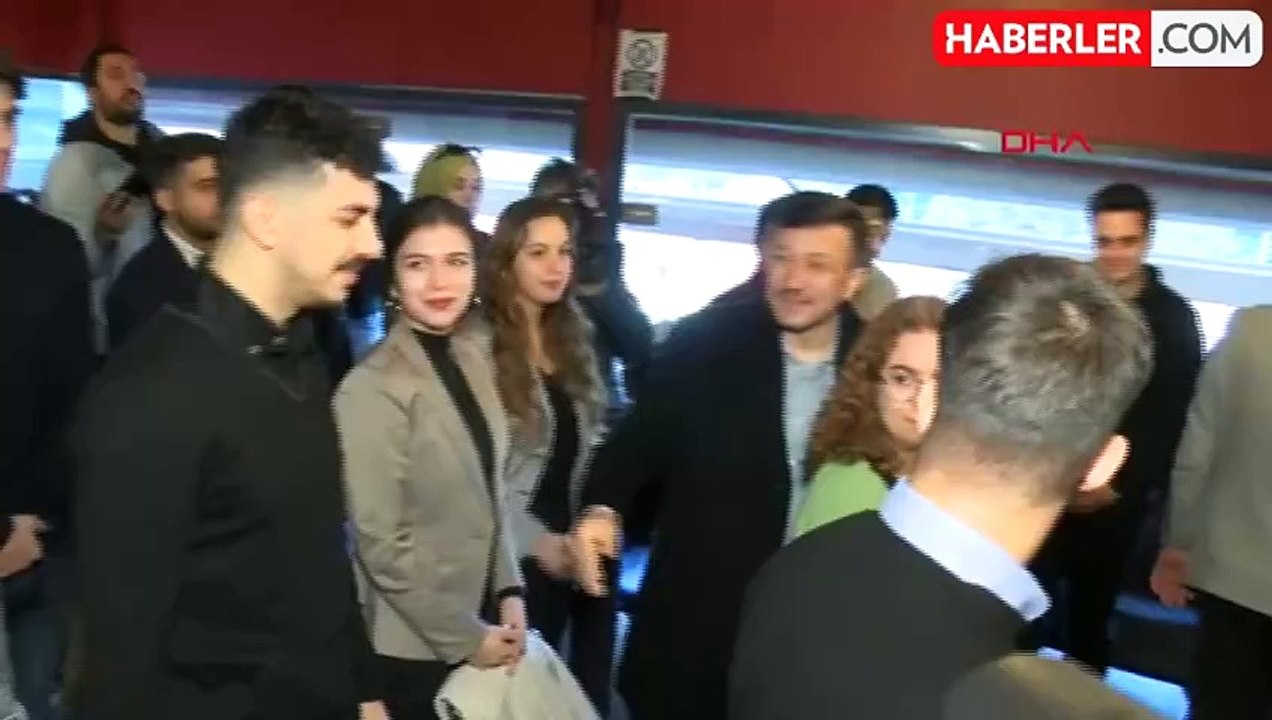 Hamza Dağ, İzmir'de gençlerle buluştu: Bu şehirde okuyan gençler bu şehirde kalsın
