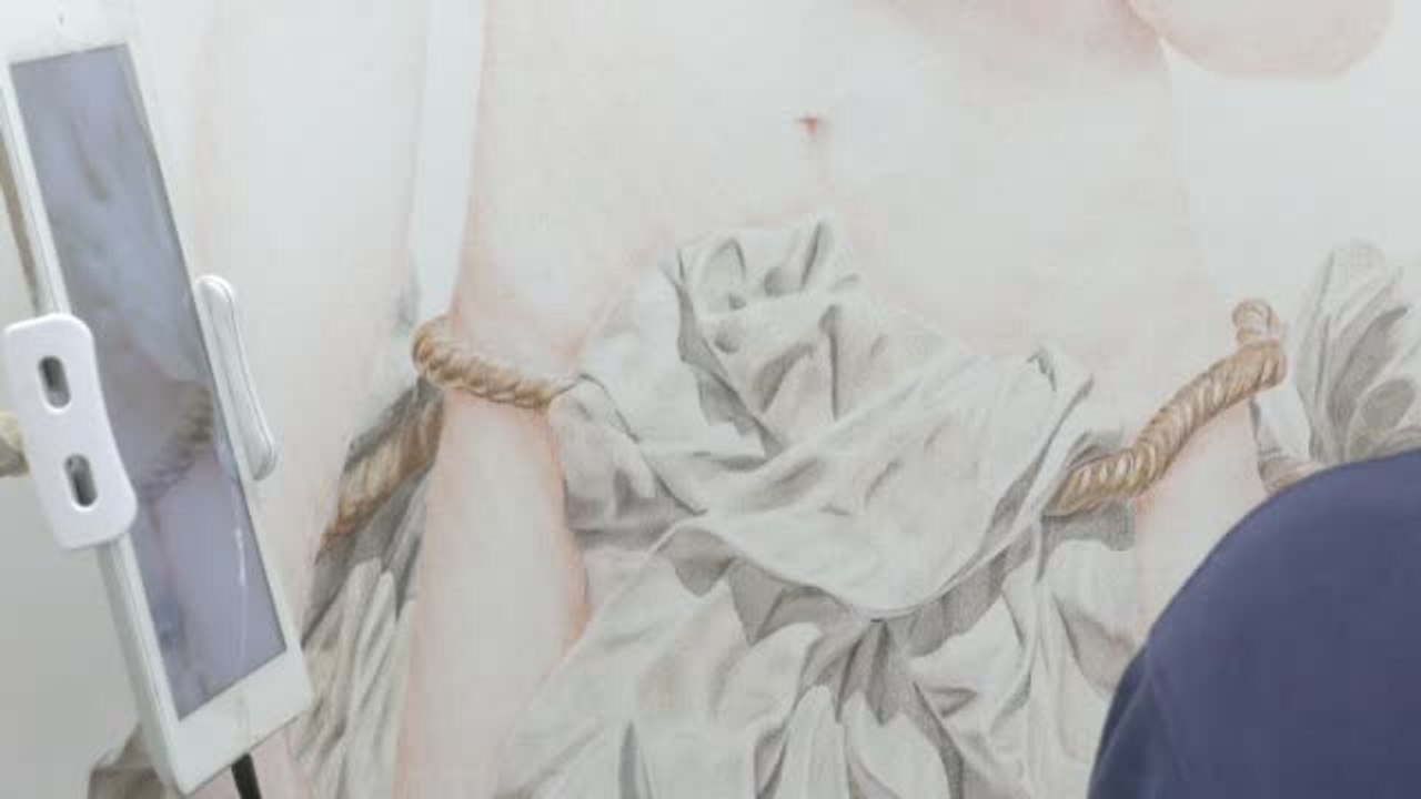 Maravilloso o vergonzoso;  así describen el cartel que anuncia la Semana Santa sevillana