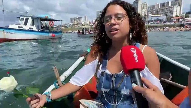Festa de Iemanjá: Devotos utilizam embarcações para entrega de presentes; assista