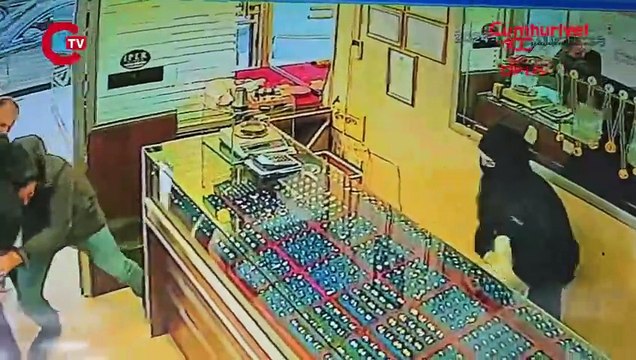 SULTANGAZİ'DE KUYUMCUYU SOYMAYA ÇALIŞAN ÇİFTİ ESNAF ENGELLEDİ