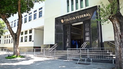 Carlos Bolsonaro é alvo de investigação da PF