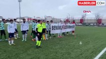 Hakem, yönettiği futbol maçında sevgilisine evlilik teklifi etti