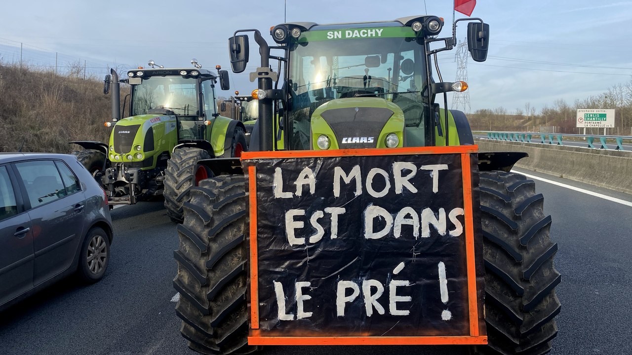 « On veut vivre dignement de notre métier » : avec les agriculteurs qui bloquent l’A1