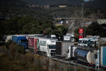 Los agricultores inician el bloqueo a París mientras el presidente Macron culpa a España e Italia de "competencia desleal"