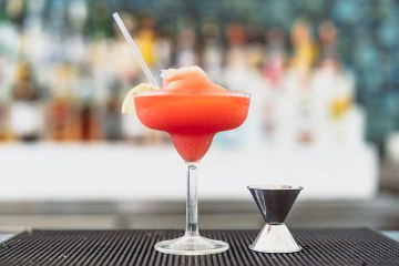 10 Drinks You Should Never Order at a Bar