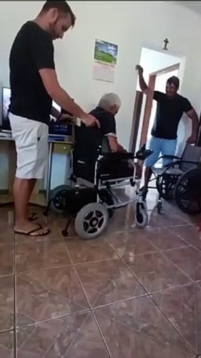 Amigos se unem para viabilizar cadeira de rodas motorizada; entrega foi feita neste sábado