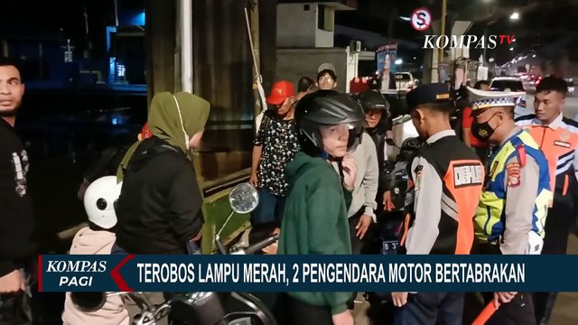 Nekat Terobos Lampu Merah, 2 Pemotor Saling Bertabrakan di Persimpangan Jalan di Pademangan Jakut