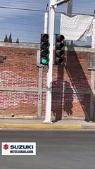 Esto sucede con los semáforos del cruce de la avenida López Mateos y Ramón Corona, en Tlajomulco de Zúñiga