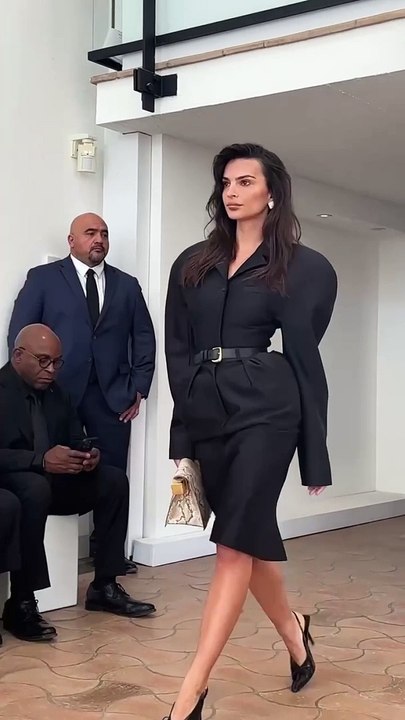 #Jacquemus a une fois de plus ébloui la planète avec son nouveau #défilé "LES SCULPTURES"    Entre front row de qualité, silhouettes sculpturales et lieu à couper le souffle, retour sur le dernier show du créateur le plus parisien des sudistes ✨