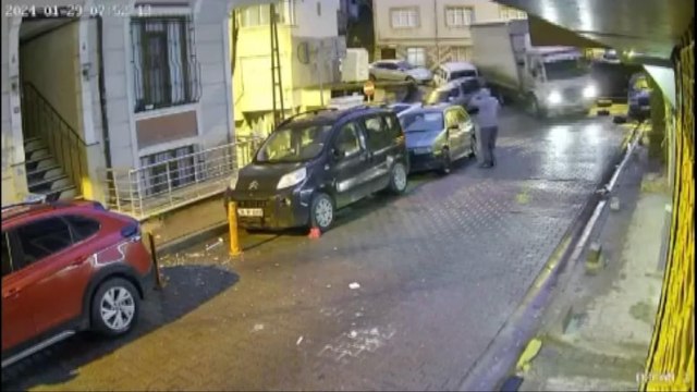 İstanbul'da kamyon sürücüsü araçlara çarpıp kaçtı