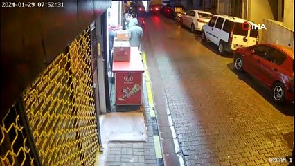 Kağıthane’de kamyon park halindeki araçlara çarparak kaçtı.