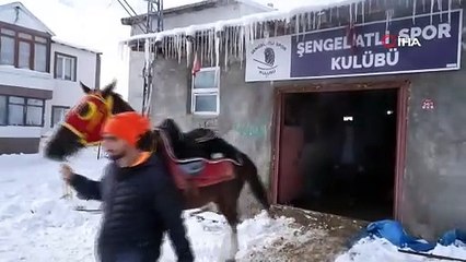 Erzurum’da kar üzerinde cirit keyfi