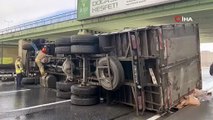 E-5 Karayolu’nda kamyon devrildi: Trafik tamamen durdu!