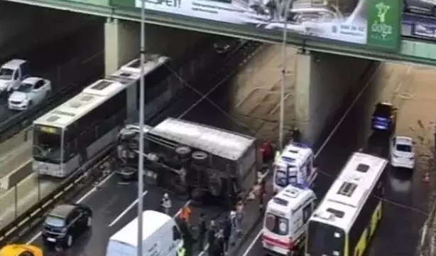 Beylikdüzü D-100 Karayolu'nda kamyon devrildi