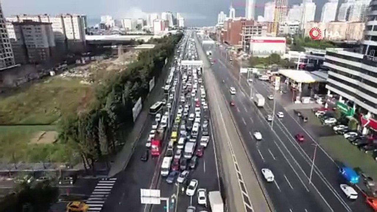 E-5 Karayolu’nda kamyon devrildi, trafik durdu