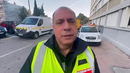 Interview de l'Amiral Mathieu devant le bâtiment incendié au Parc Kalliste