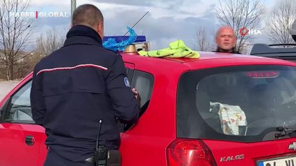 10 aylık bebek araçta mahsur kaldı! Anne dışarıda ter döktü