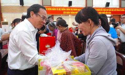 Đồng Nai: Ông Nguyễn Văn Nên đến thăm, tặng quà cho người lao động