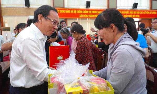 Đồng Nai: Ông Nguyễn Văn Nên đến thăm, tặng quà cho người lao động