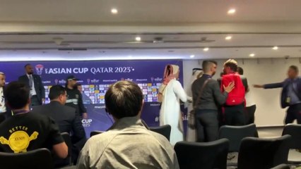 Asya Kupası'nda skandal! Irak-Ürdün maçının ardından gazeteciler, teknik direktöre saldırdı