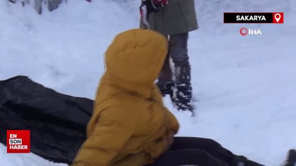Sakarya'da karın tadını çocuklar çıkarıyor