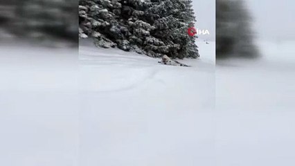 Uludağ'da o anlar kamerada! Sürünerek zirveye çıktı