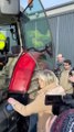 Le Pen se suma a las protestas de los agricultores franceses frente a la competencia desleal