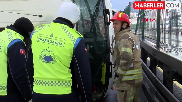 Beylikdüzü D-100 Karayolu'nda Kargo Kamyonu Devrildi