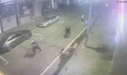 Turistin çantasını çalma anı kamerada... Tutuklandılar