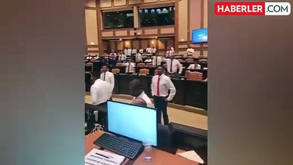 Maldivler Meclisi'nde enteresan anlar! Vekiller birbirinin saçını çekti