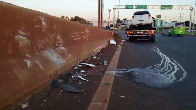 Gol colide em mureta no acesso da rodovia BR-277 no Trevo Cataratas